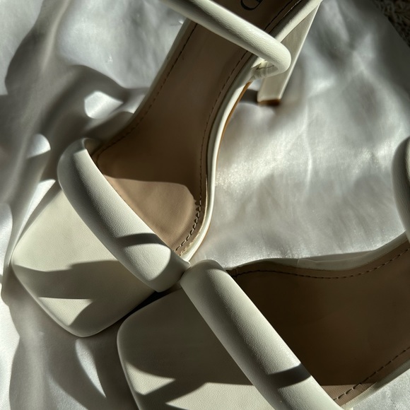 White chunky heel - Picture 1 of 3